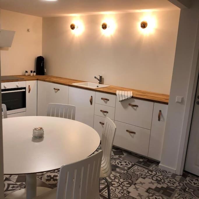 Kitchen or kitchenette, Dining area
