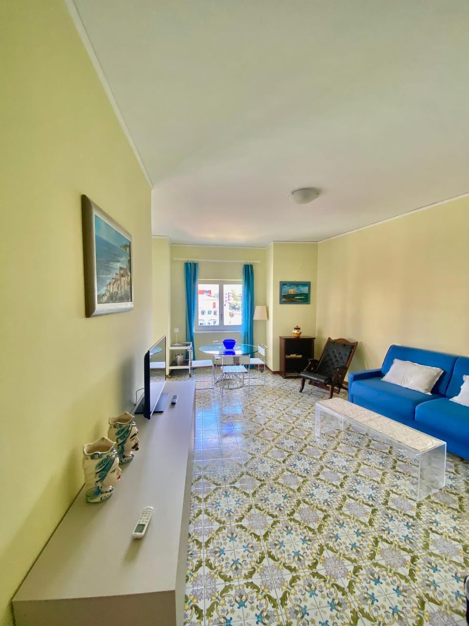 Bed, TV and multimedia, Living room, Photo of the whole room, Seating area, Dining area, Mountain view, air conditioner