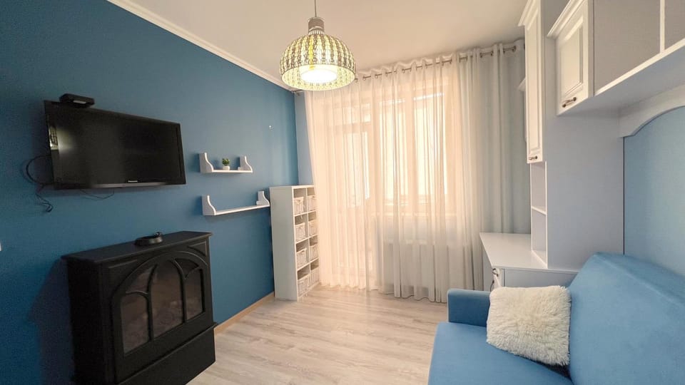 Bed, TV and multimedia, Living room, Photo of the whole room, Seating area