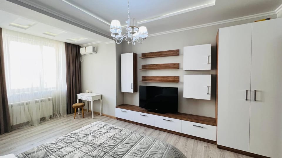 Bed, TV and multimedia, Living room, Photo of the whole room, Bedroom, wardrobe, air conditioner