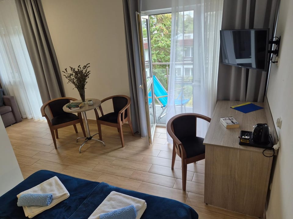 Photo of the whole room, Seating area