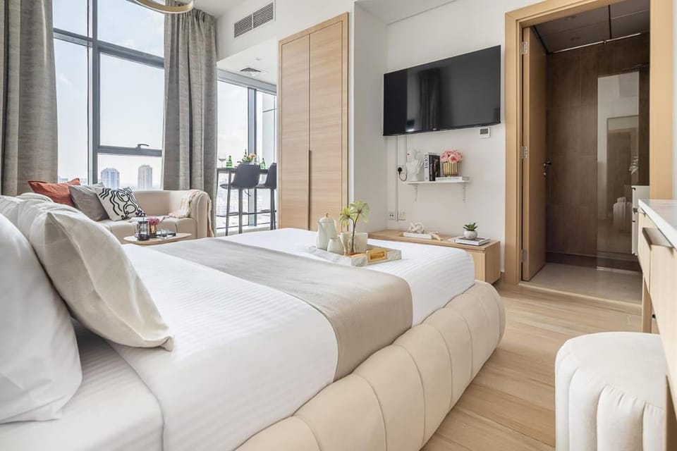Bed, TV and multimedia, Living room, Seating area