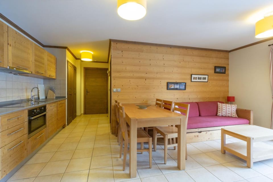Property building, Kitchen or kitchenette, Living room