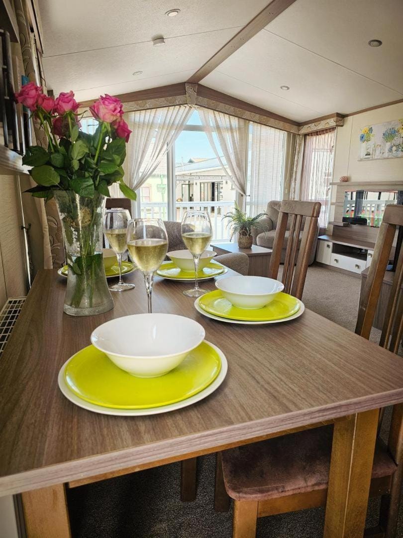 Modern caravan Robin Hood Rhyl Apartment in Rhyl