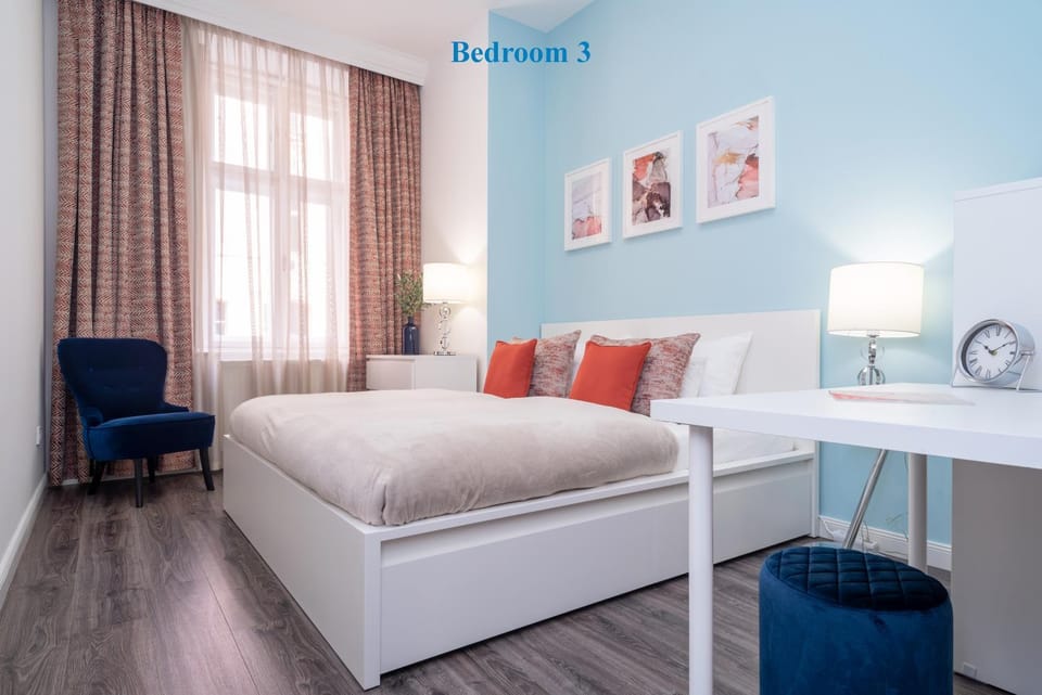 Bed, Photo of the whole room, Decorative detail, Seating area, Bedroom, Quiet street view, internet, internet, wardrobe