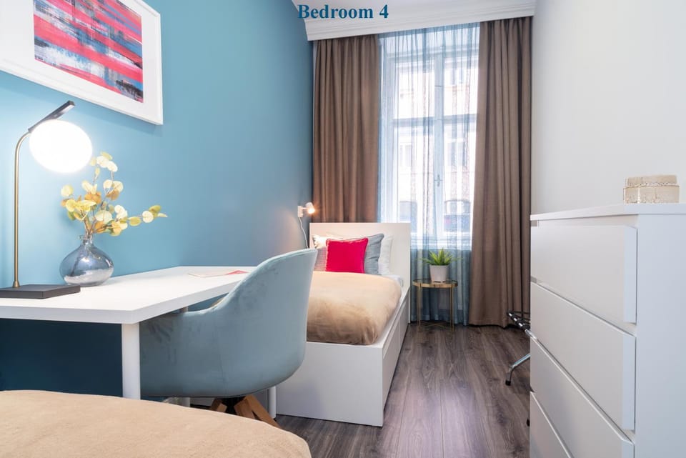 Bed, Photo of the whole room, Decorative detail, Seating area, Bedroom, Quiet street view, internet, internet