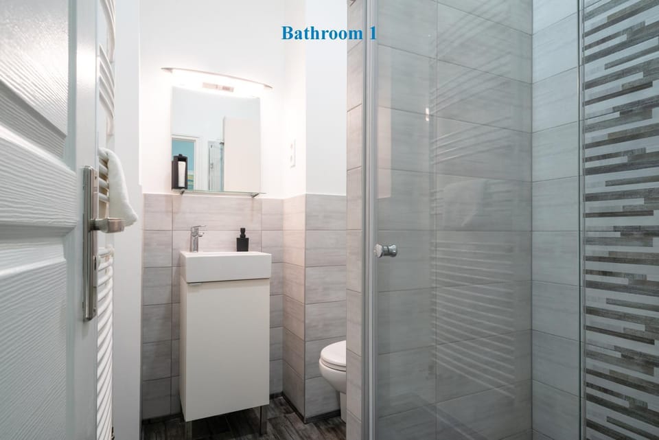 Shower, Toilet, Bathroom, heating, towels