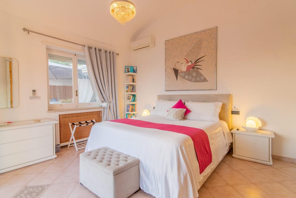 Bed, Living room, Photo of the whole room, Bedroom, air conditioner