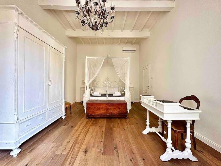 Luxury apartment close to S. Frediano – Victor Apartment in Florence