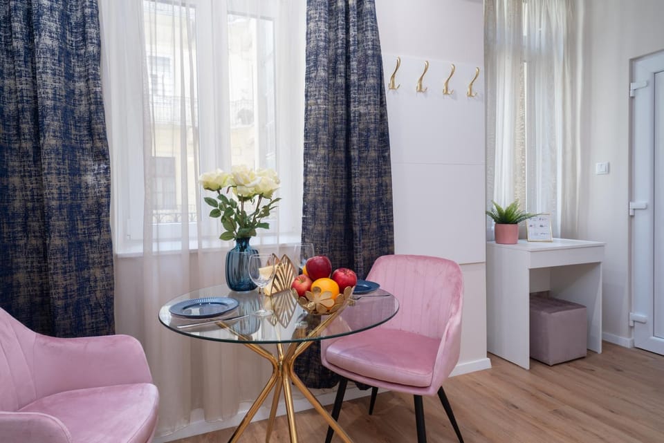 Decorative detail, Seating area, Inner courtyard view, heating, internet, internet, air conditioner