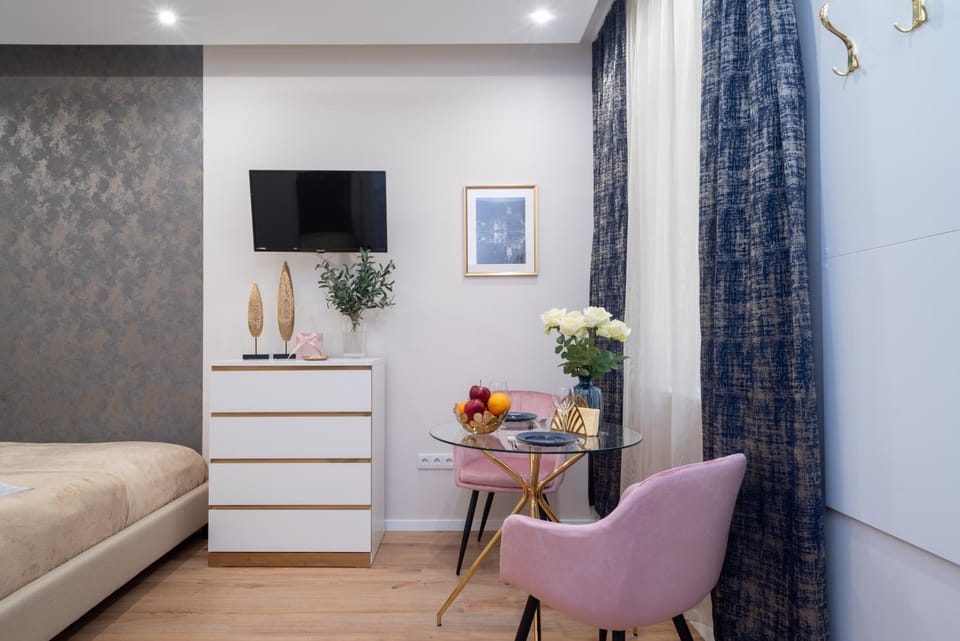 Bed, TV and multimedia, Living room, Photo of the whole room, Decorative detail, Seating area, Bedroom, heating, wardrobe, air conditioner