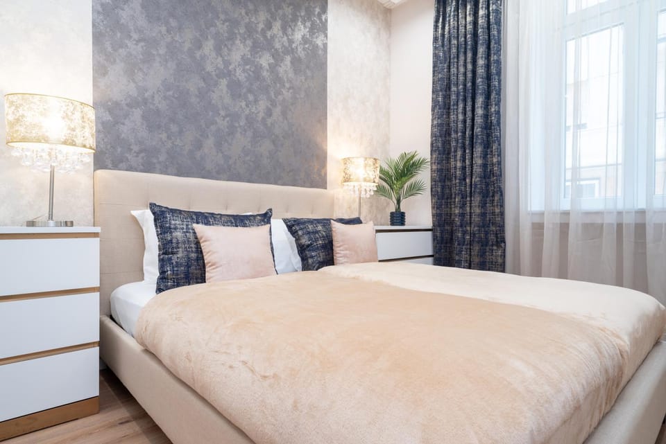 Bed, TV and multimedia, Photo of the whole room, Decorative detail, Bedroom, heating, internet, wardrobe, air conditioner