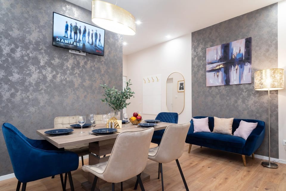 TV and multimedia, Living room, Photo of the whole room, Decorative detail, Seating area, Dining area, heating, internet, air conditioner