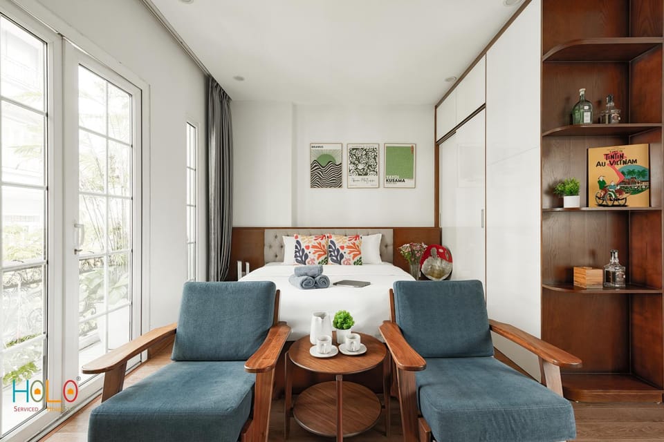 Bed, Seating area, Bedroom