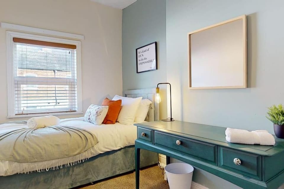 Bed, Photo of the whole room, Bedroom