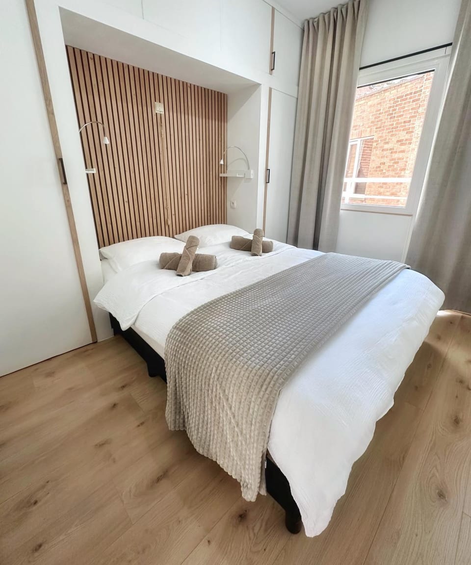Bed, Photo of the whole room, towels