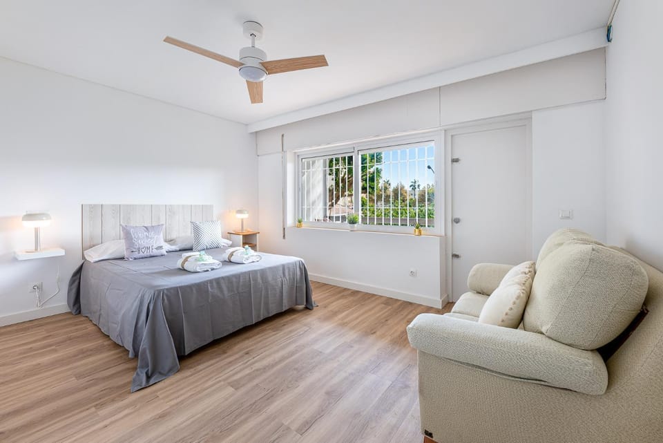 797 HOLIDAY RENTALS - Piso reformado con amplia terraza Carihue Apartment in Torremolinos