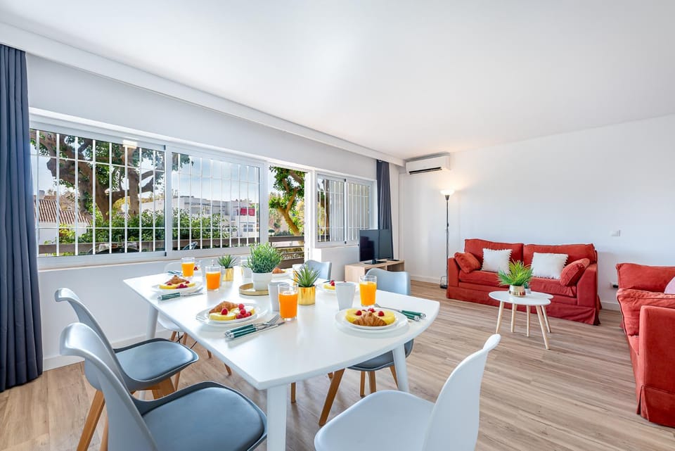 797 HOLIDAY RENTALS - Piso reformado con amplia terraza Carihue Apartment in Torremolinos