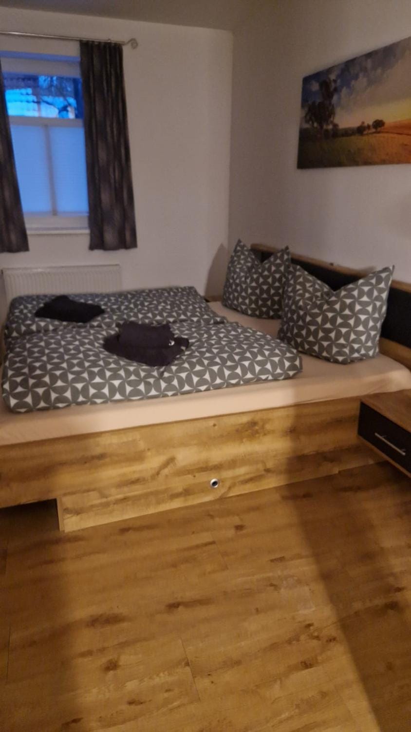 Bed, Bedroom, towels, towels