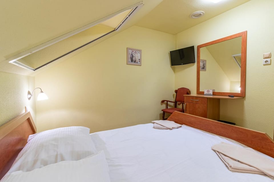 Bed, TV and multimedia, Photo of the whole room, Bedroom