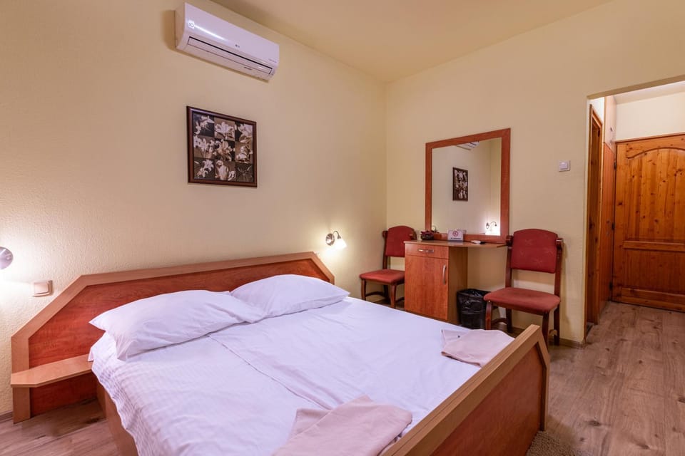 Bed, Photo of the whole room, Bedroom, air conditioner