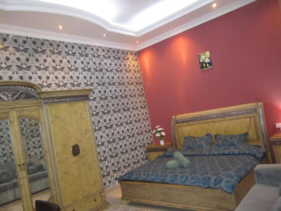 Bed, Photo of the whole room, Seating area, Bedroom