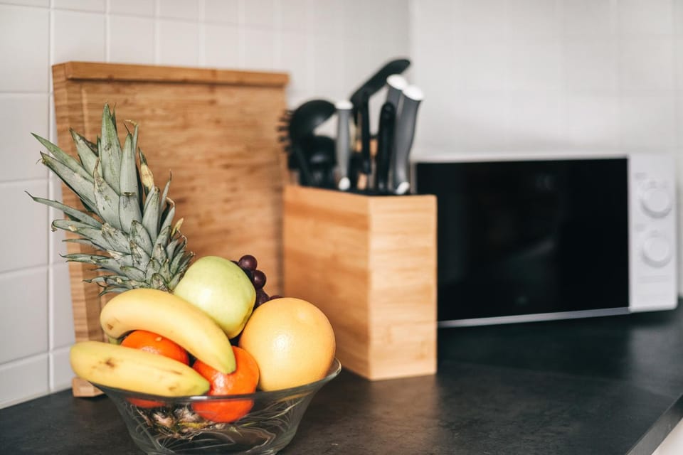 Kitchen or kitchenette, minibar