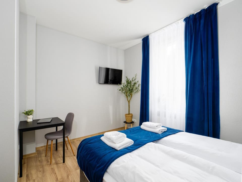 Bed, TV and multimedia, View (from property/room), View (from property/room), Other, Other, Other, Photo of the whole room, Decorative detail, Decorative detail, Bedroom