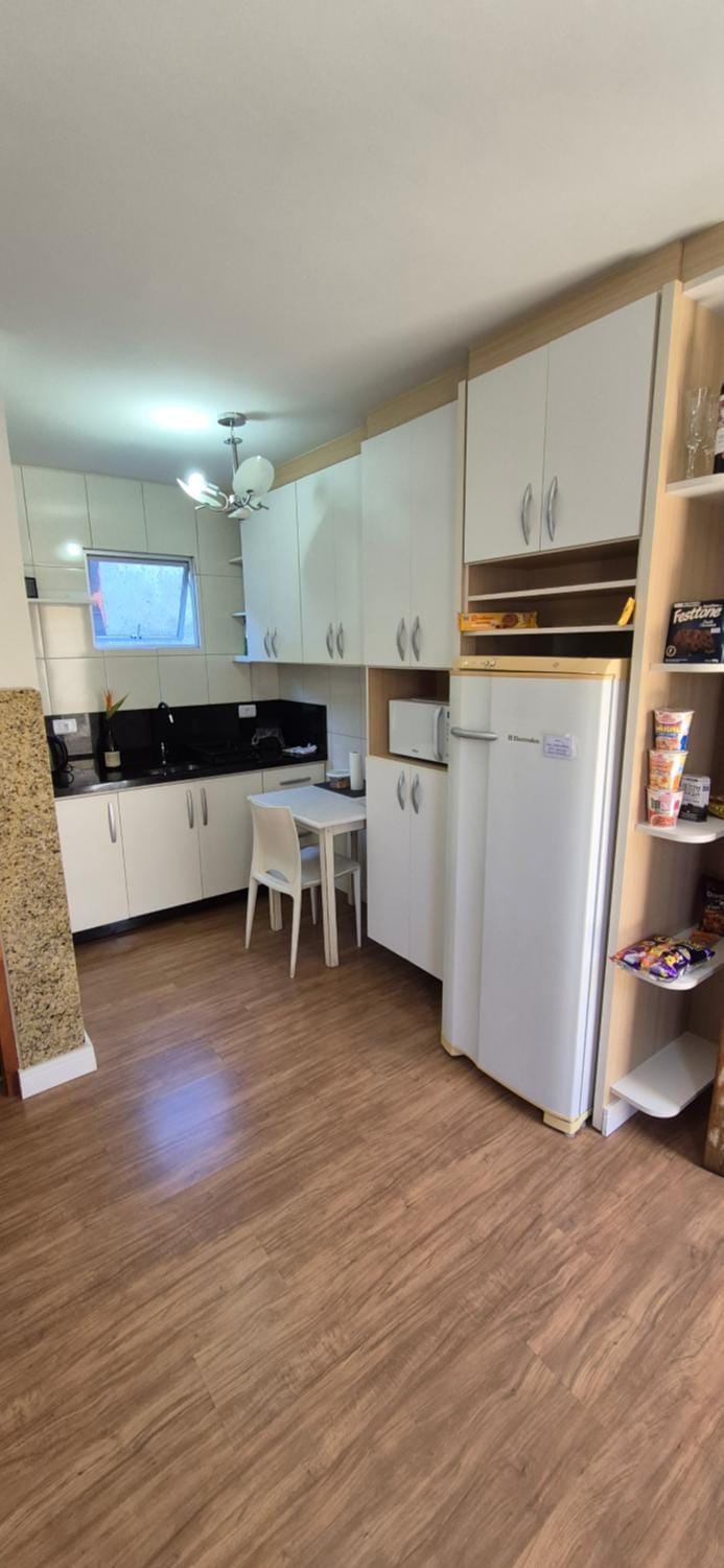 Kitchen or kitchenette, minibar