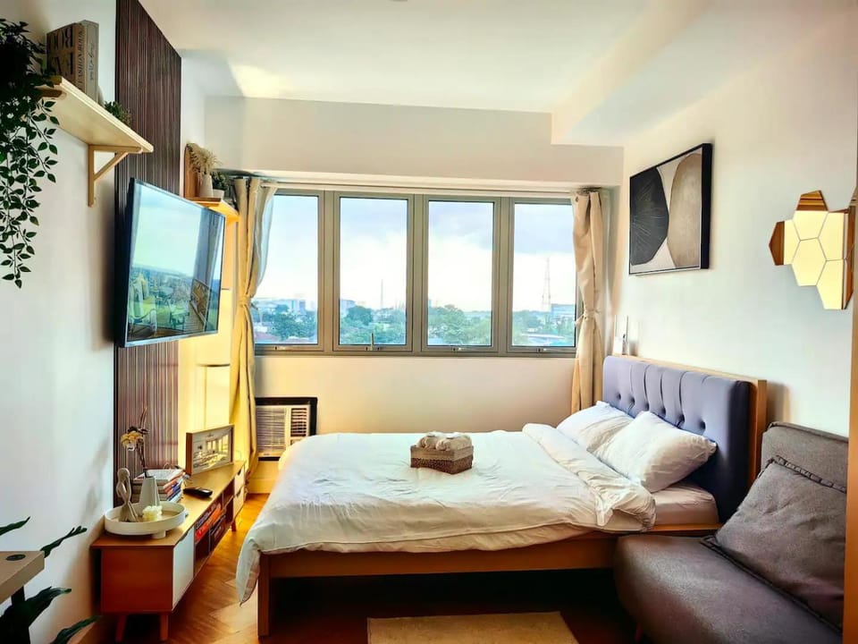 Communal lounge/ TV room, Bed, TV and multimedia, Living room, Seating area, Evening entertainment, Bedroom