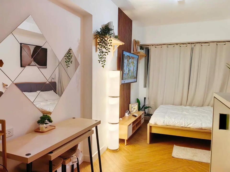 Bed, Dining area