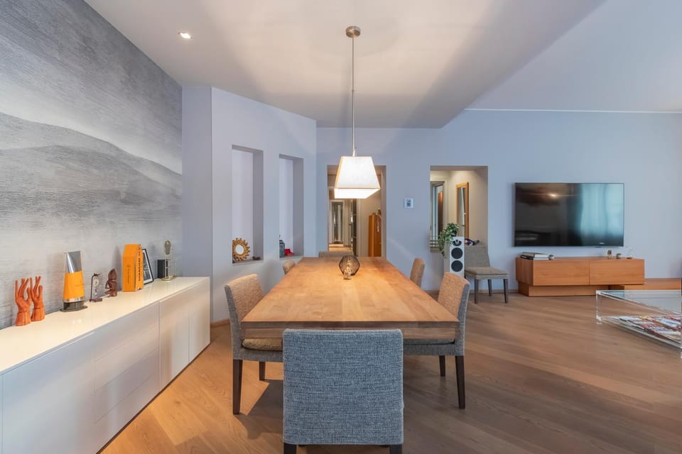 TV and multimedia, Living room, Seating area, Dining area