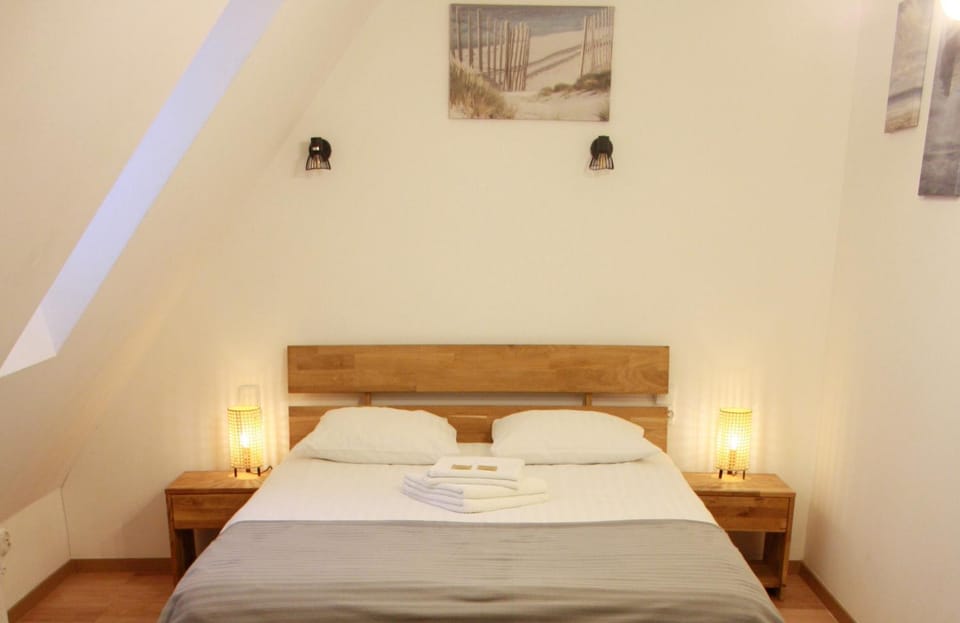 Bed, Photo of the whole room, Bedroom, towels