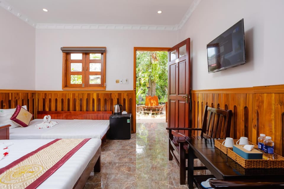 Communal lounge/ TV room, Bed, TV and multimedia, Living room, Photo of the whole room, Bedroom
