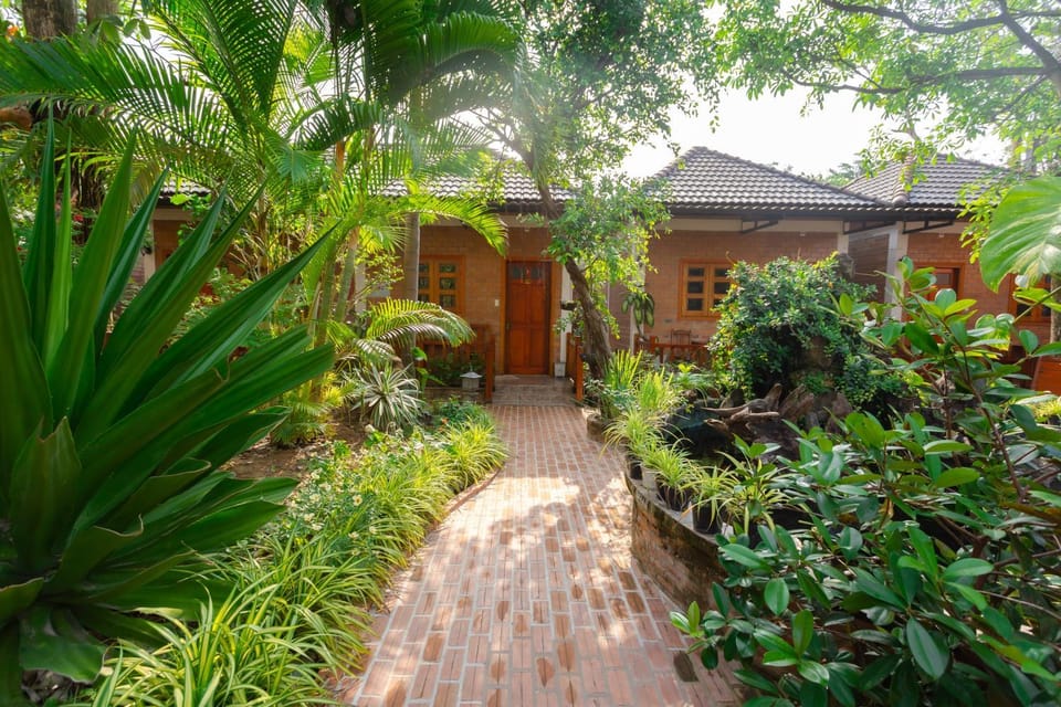 Property building, Day, Garden, Garden view