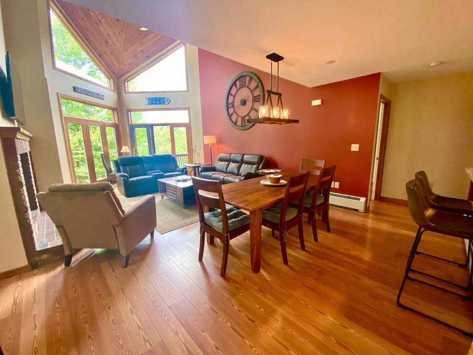 C13 Beautiful Bretton Woods ski-in ski-out townhouse for your family getaway to the White Mountains! House in Carroll