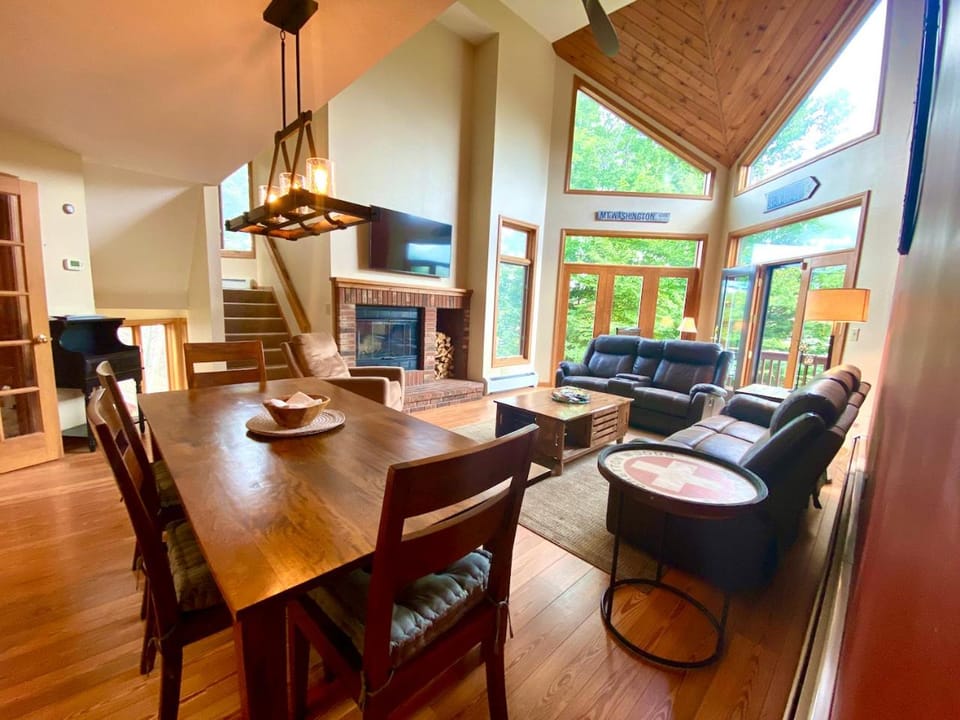 C13 Beautiful Bretton Woods ski-in ski-out townhouse for your family getaway to the White Mountains! House in Carroll