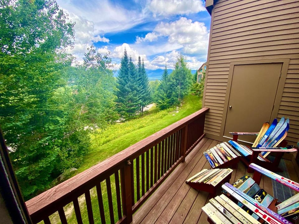 C13 Beautiful Bretton Woods ski-in ski-out townhouse for your family getaway to the White Mountains! House in Carroll