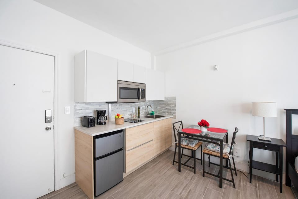 Kitchen or kitchenette, Dining area, minibar, toaster