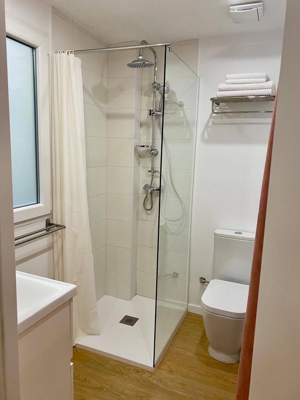 Shower, Toilet, Bathroom, towels