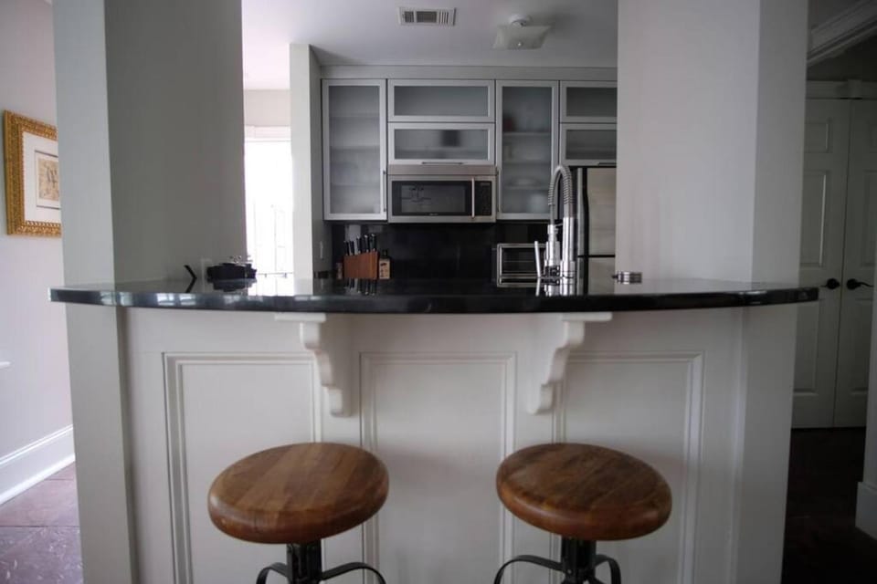 Kitchen or kitchenette, minibar