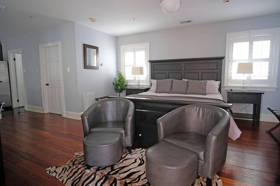 Bed, Seating area