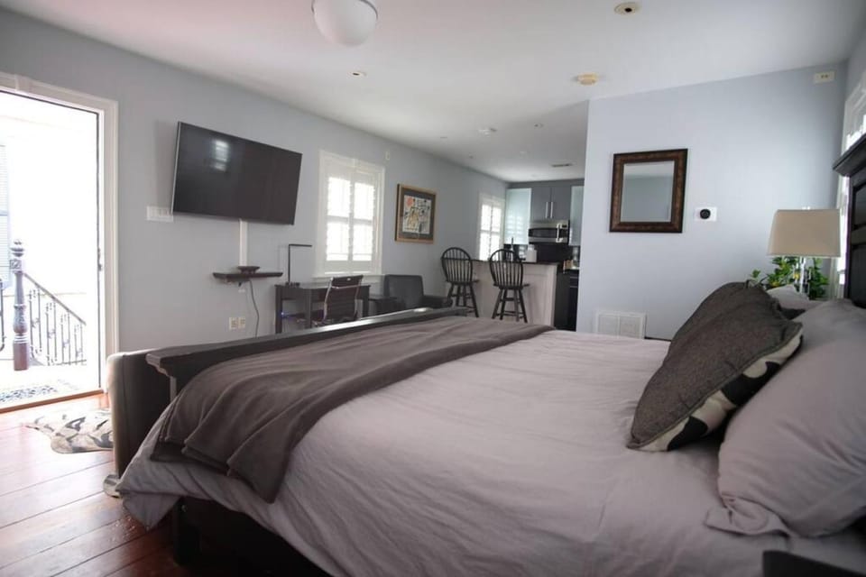 Bed, TV and multimedia, Seating area