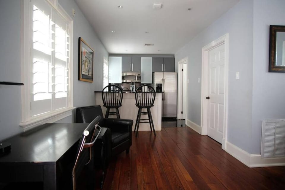 Kitchen or kitchenette, minibar, stove