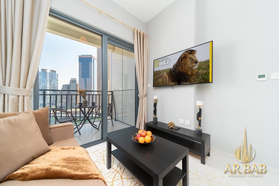 Communal lounge/ TV room, TV and multimedia, View (from property/room), Balcony/Terrace, Living room, Decorative detail, Seating area, Dining area, City view, Lake view, furniture