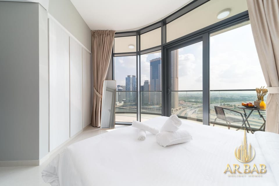 Bed, View (from property/room), Balcony/Terrace, Seating area, Dining area, Bedroom, City view, Lake view, Landmark view, Street view, towels, wardrobe