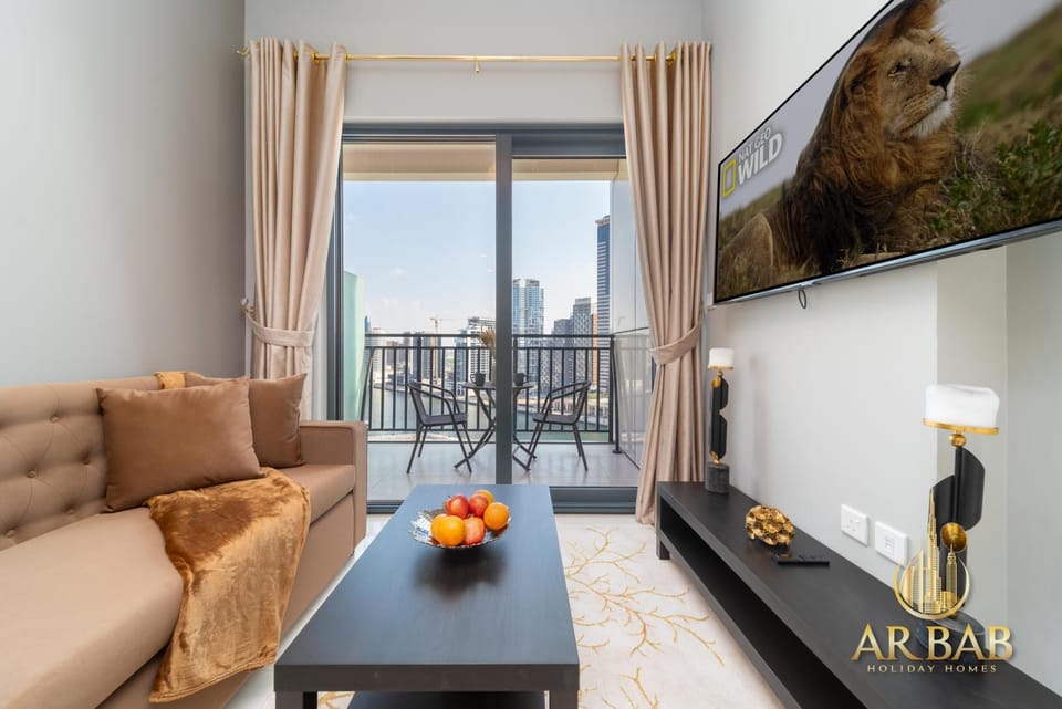 Communal lounge/ TV room, TV and multimedia, View (from property/room), Balcony/Terrace, Living room, Decorative detail, Seating area, Dining area, City view, Lake view, furniture