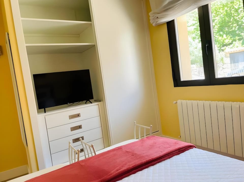 Bed, TV and multimedia, Bedroom, wardrobe
