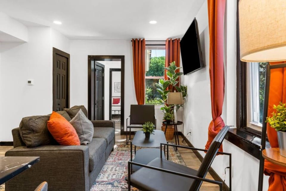 Cozy 2BR,1BA Retreat for 6 with Free Parking in Philly Apartment in Philadelphia