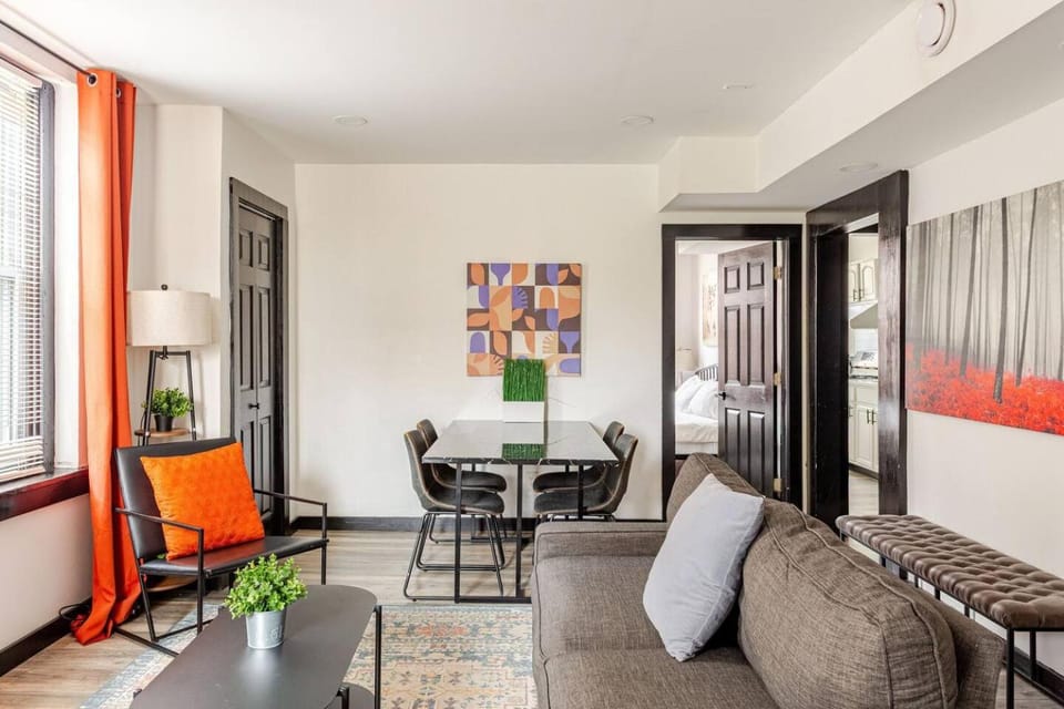 Cozy 2BR,1BA Retreat for 6 with Free Parking in Philly Apartment in Philadelphia